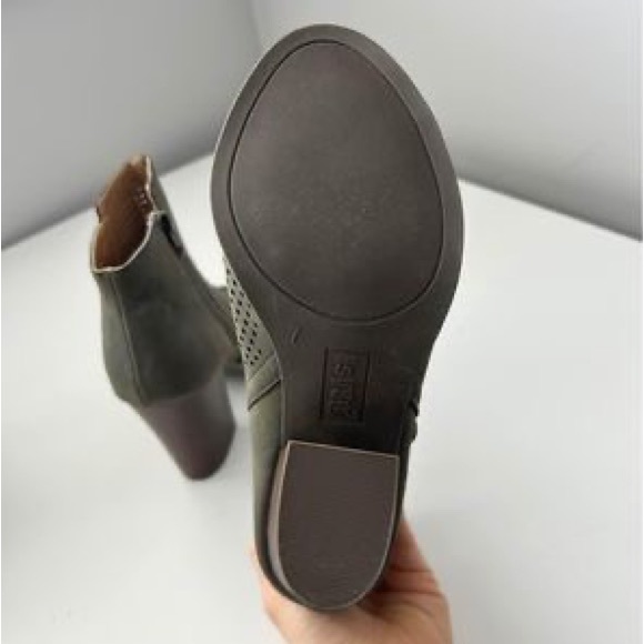 Heels - Picture 3 of 4